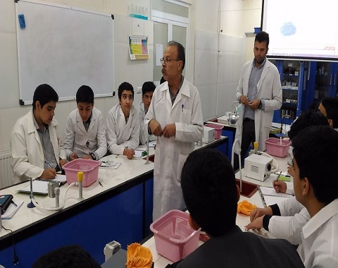 حضور دانش آموزان پایه نهم در آزمایشگاه علوم مهر98
